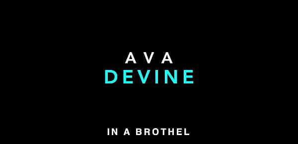  Ava Devine suce une grosse bite dans un bar